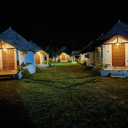 Kalri Modhera Sunrise Resort - Tents Bhungas Jungle Restaurants & Candlelight Dining מראה חיצוני תמונה