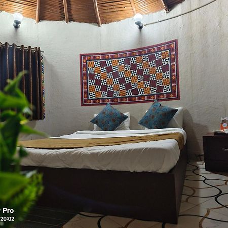 Kalri Modhera Sunrise Resort - Tents Bhungas Jungle Restaurants & Candlelight Dining מראה חיצוני תמונה