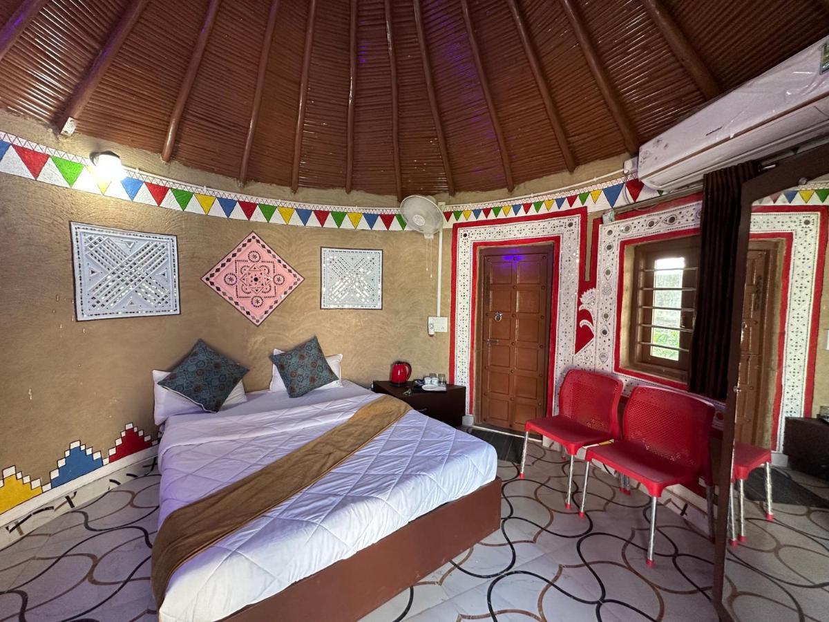 Kalri Modhera Sunrise Resort - Tents Bhungas Jungle Restaurants & Candlelight Dining מראה חיצוני תמונה