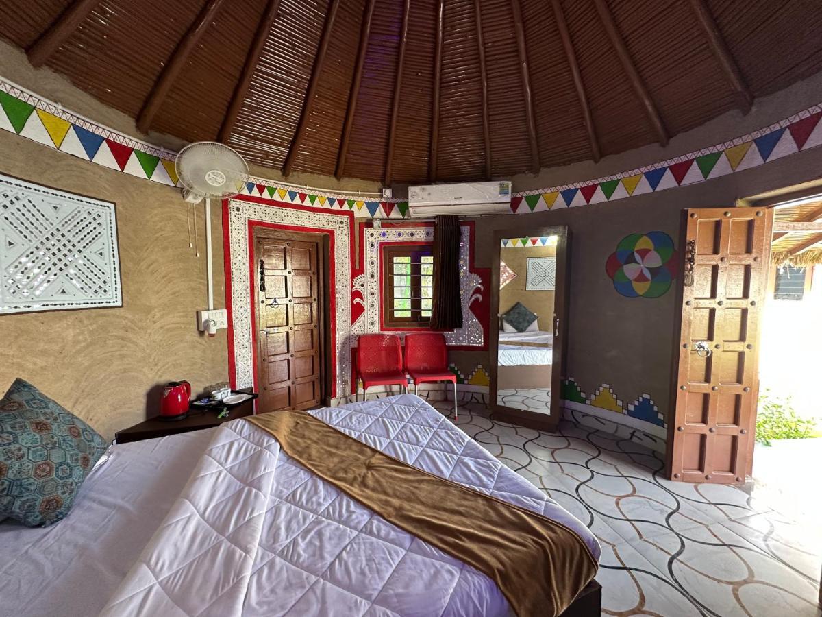 Kalri Modhera Sunrise Resort - Tents Bhungas Jungle Restaurants & Candlelight Dining מראה חיצוני תמונה