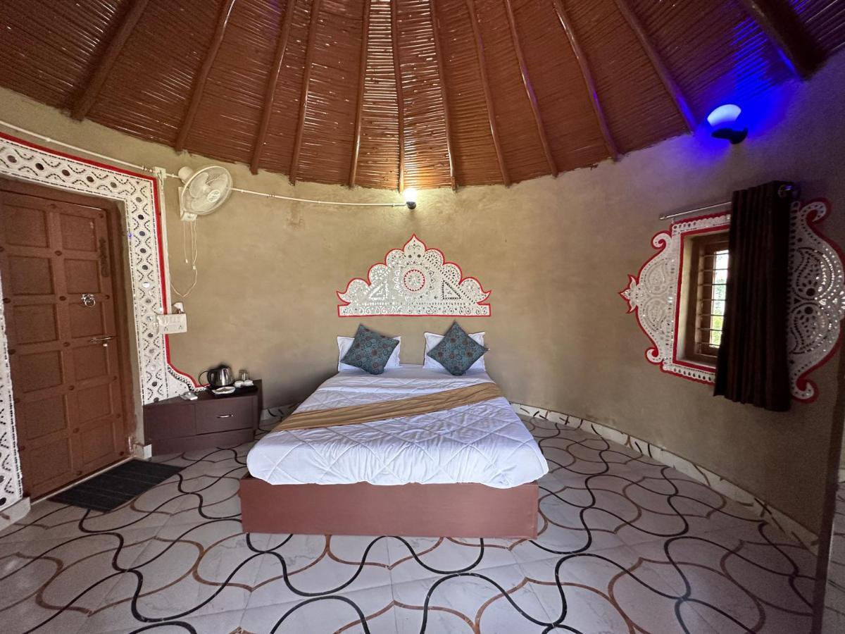 Kalri Modhera Sunrise Resort - Tents Bhungas Jungle Restaurants & Candlelight Dining מראה חיצוני תמונה