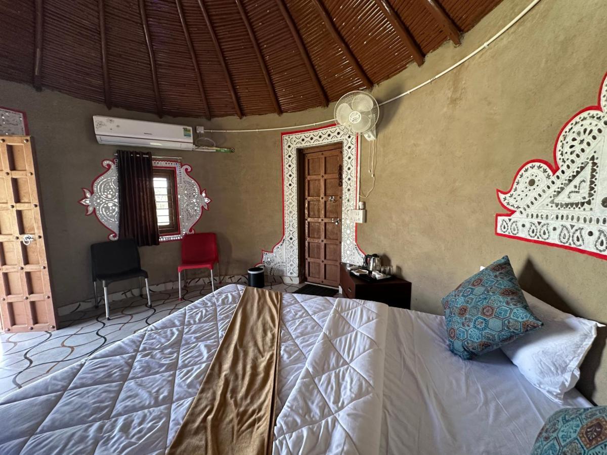 Kalri Modhera Sunrise Resort - Tents Bhungas Jungle Restaurants & Candlelight Dining מראה חיצוני תמונה