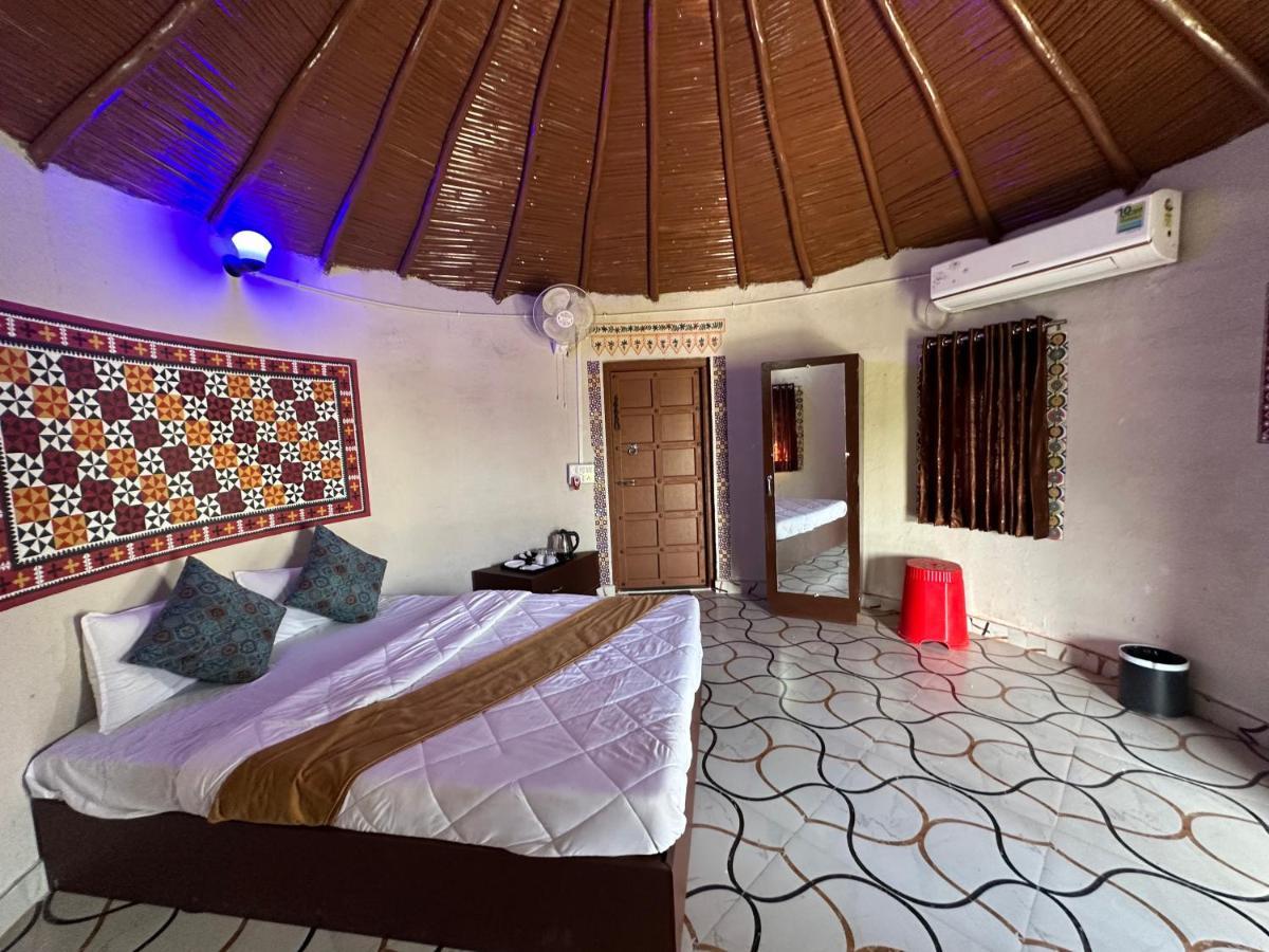 Kalri Modhera Sunrise Resort - Tents Bhungas Jungle Restaurants & Candlelight Dining מראה חיצוני תמונה