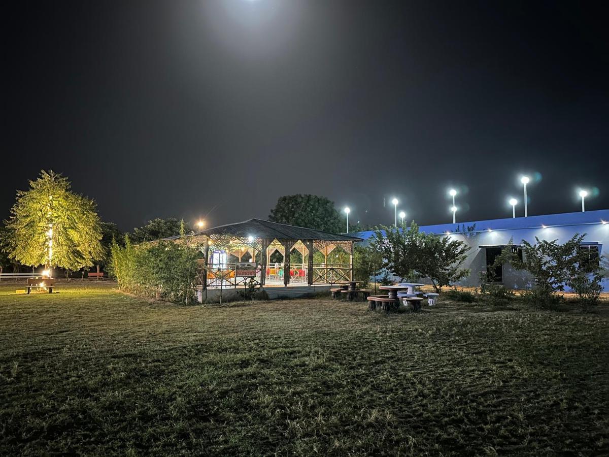 Kalri Modhera Sunrise Resort - Tents Bhungas Jungle Restaurants & Candlelight Dining מראה חיצוני תמונה
