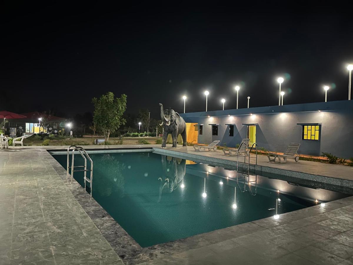 Kalri Modhera Sunrise Resort - Tents Bhungas Jungle Restaurants & Candlelight Dining מראה חיצוני תמונה