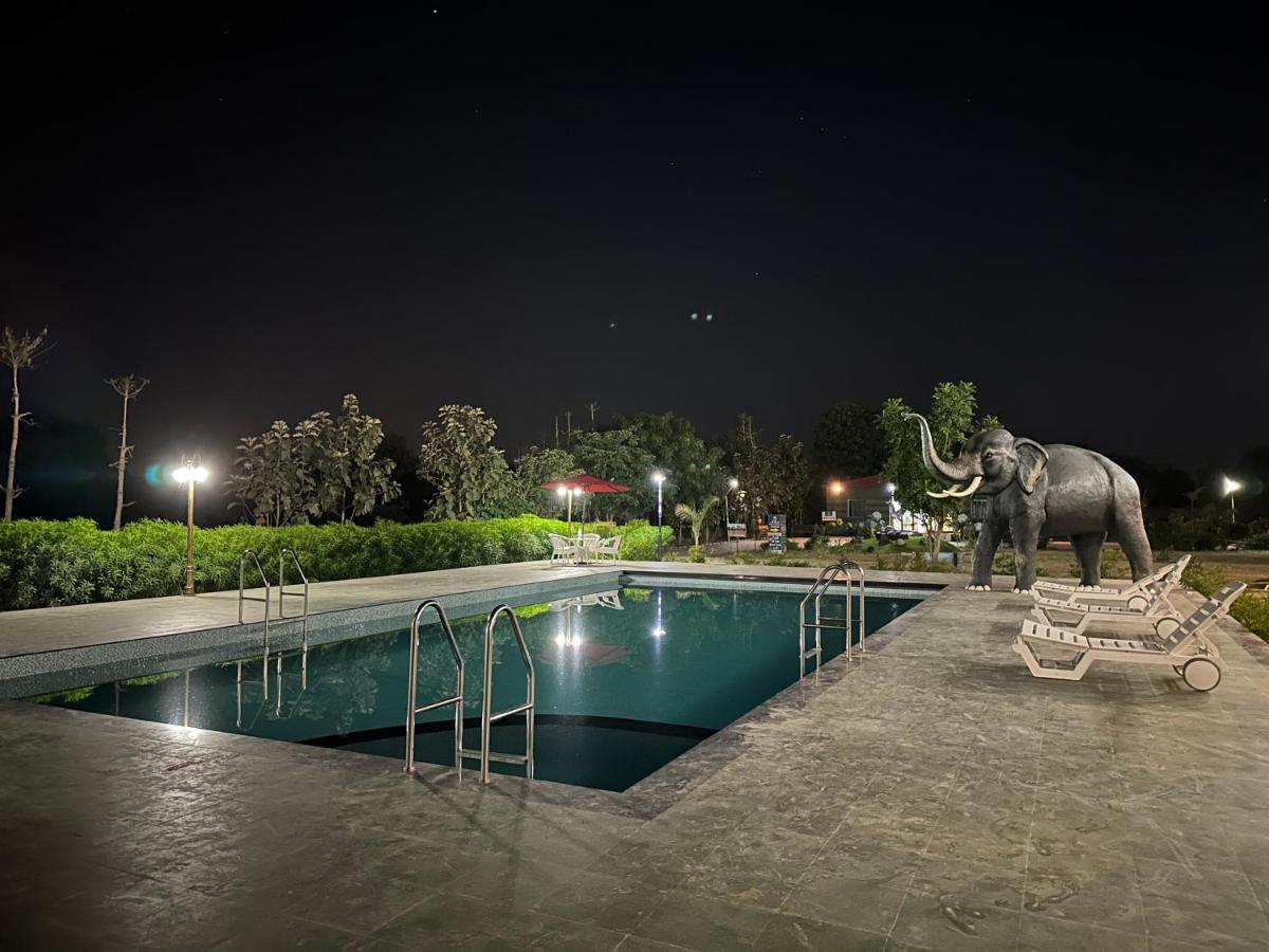 Kalri Modhera Sunrise Resort - Tents Bhungas Jungle Restaurants & Candlelight Dining מראה חיצוני תמונה
