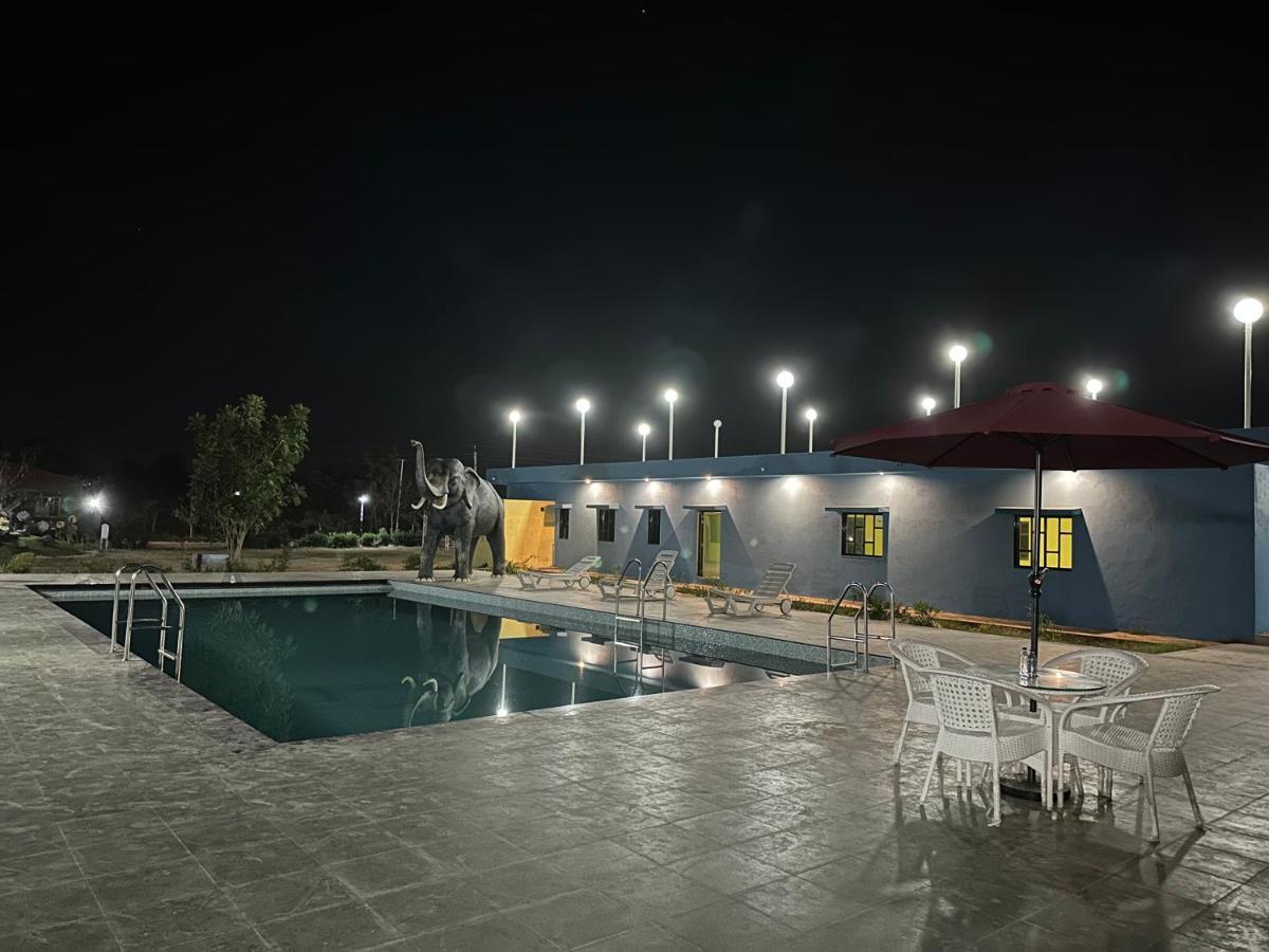 Kalri Modhera Sunrise Resort - Tents Bhungas Jungle Restaurants & Candlelight Dining מראה חיצוני תמונה