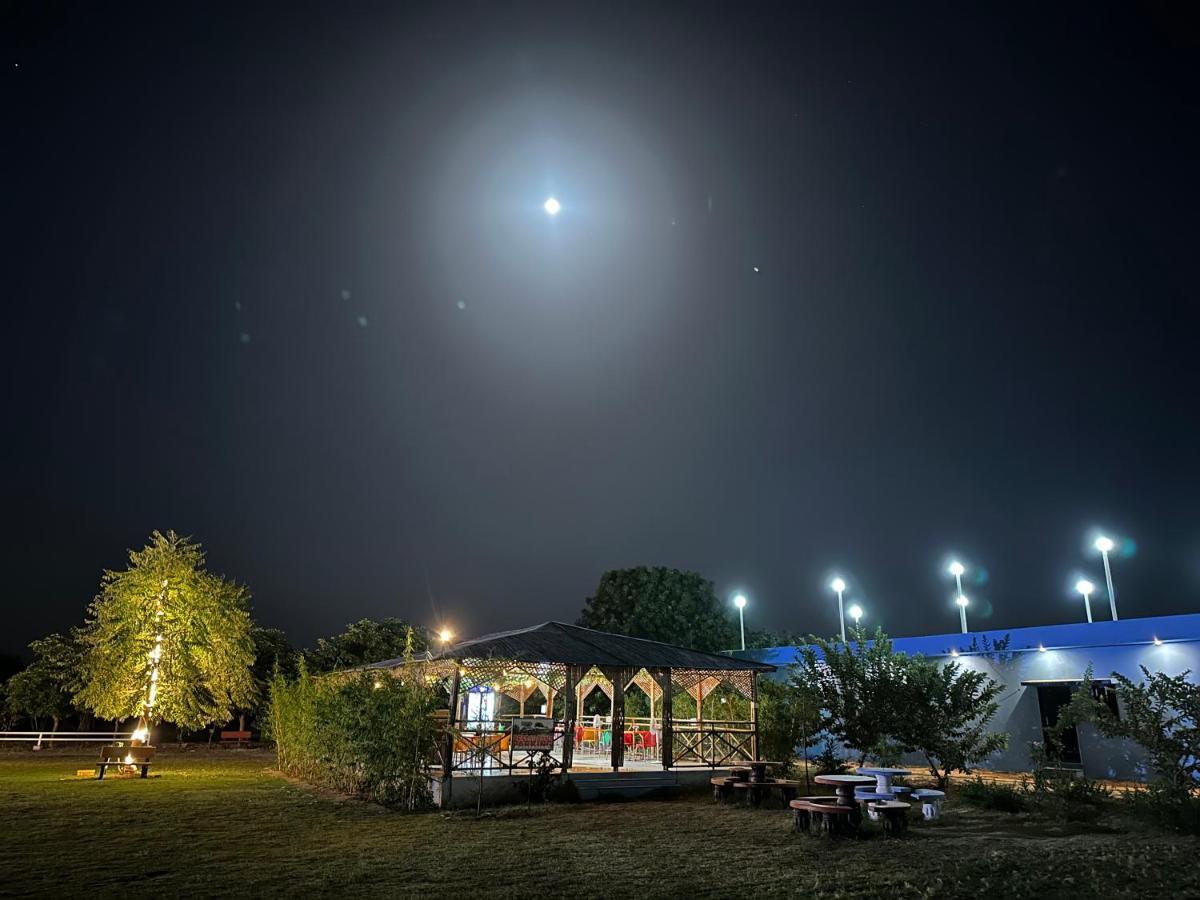 Kalri Modhera Sunrise Resort - Tents Bhungas Jungle Restaurants & Candlelight Dining מראה חיצוני תמונה