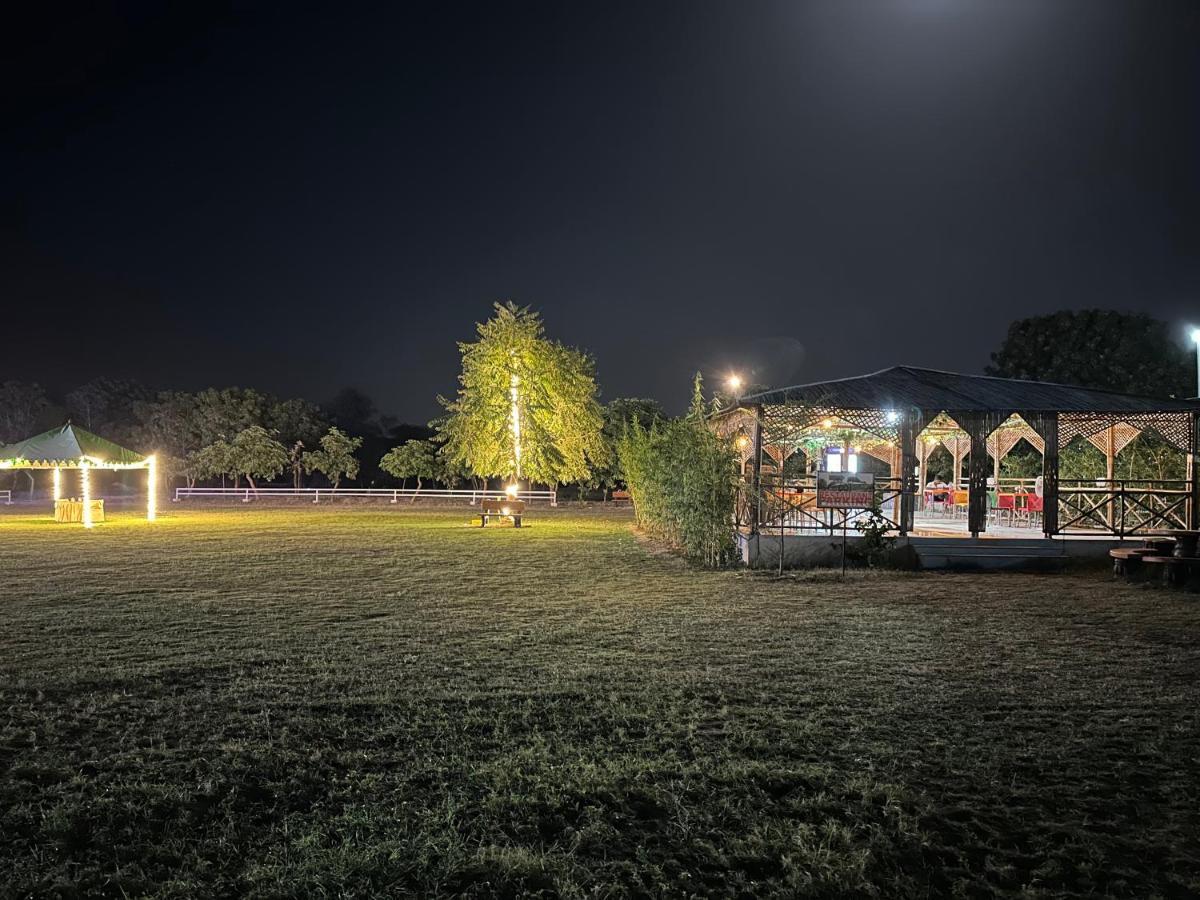 Kalri Modhera Sunrise Resort - Tents Bhungas Jungle Restaurants & Candlelight Dining מראה חיצוני תמונה