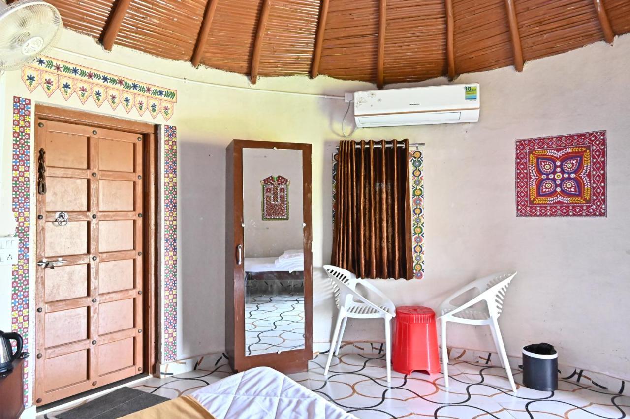 Kalri Modhera Sunrise Resort - Tents Bhungas Jungle Restaurants & Candlelight Dining מראה חיצוני תמונה