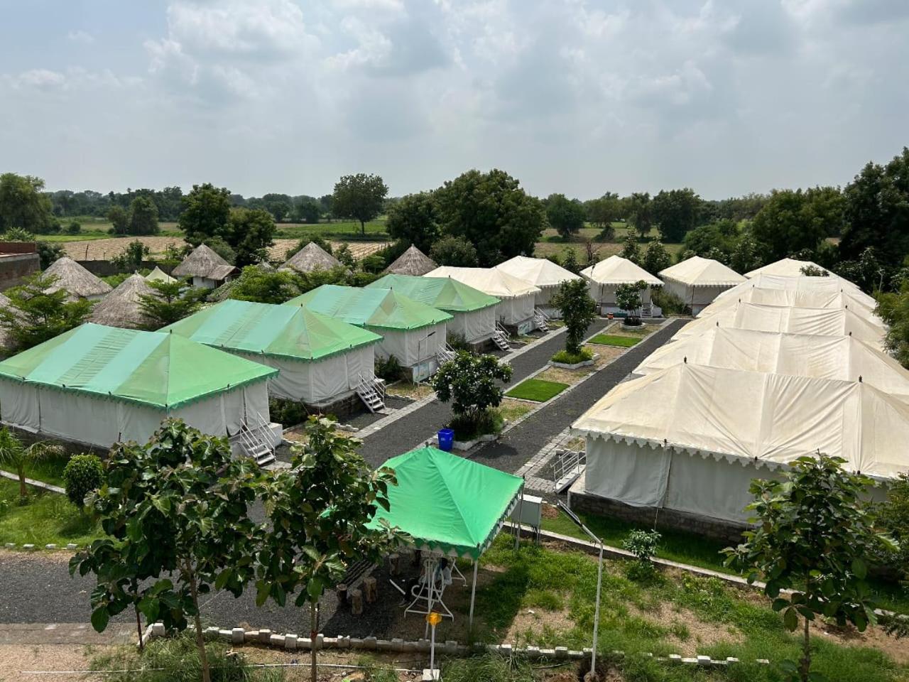 Kalri Modhera Sunrise Resort - Tents Bhungas Jungle Restaurants & Candlelight Dining מראה חיצוני תמונה