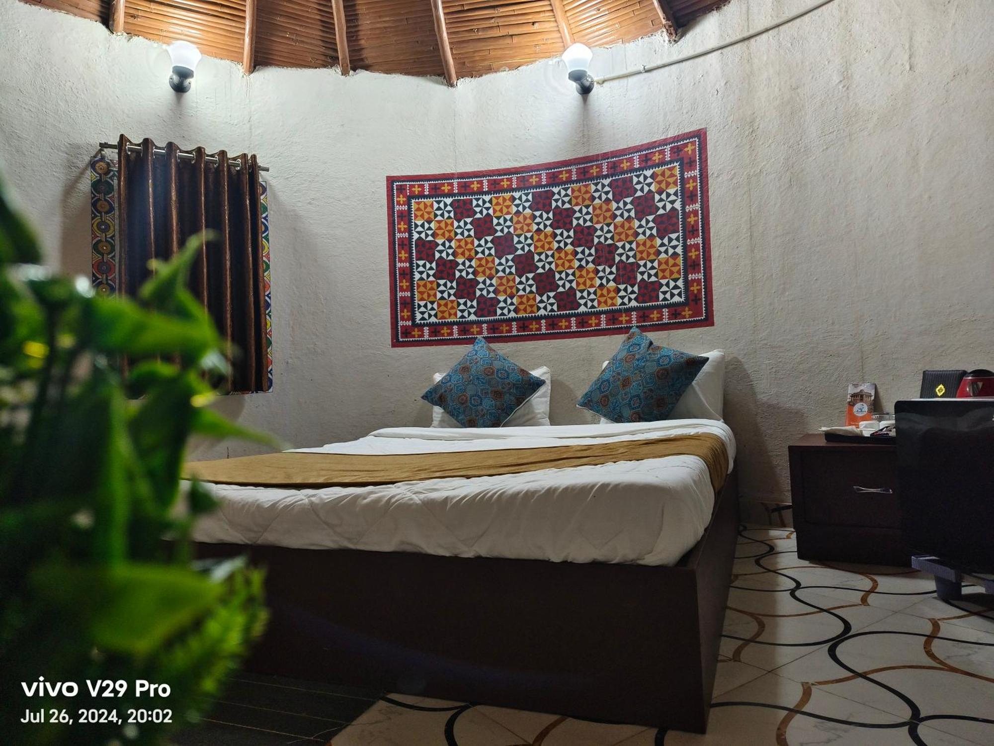 Kalri Modhera Sunrise Resort - Tents Bhungas Jungle Restaurants & Candlelight Dining מראה חיצוני תמונה